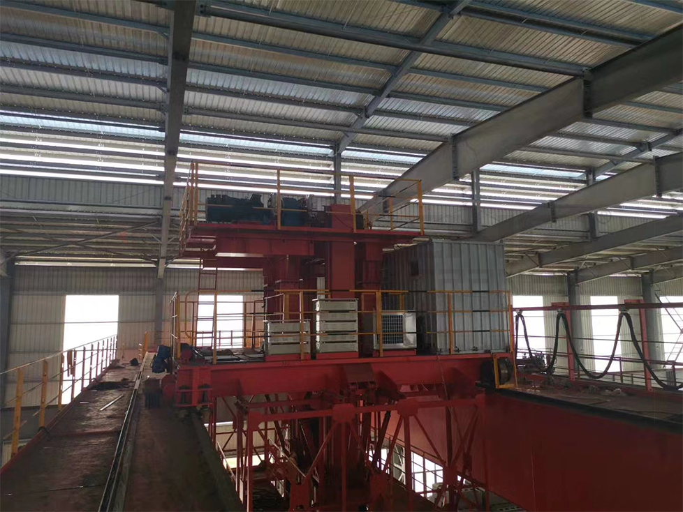 Application of the electrolysis pot tending assembly