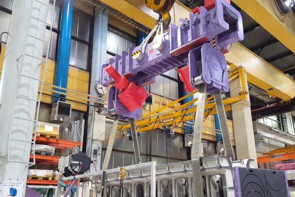 Belt type load turning device