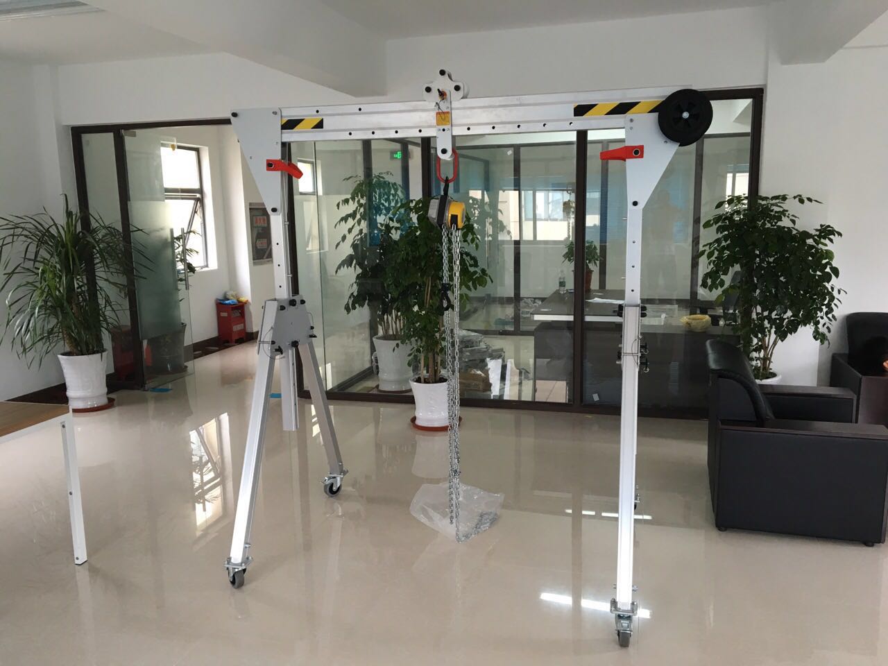 Aluminum portable gantry crane