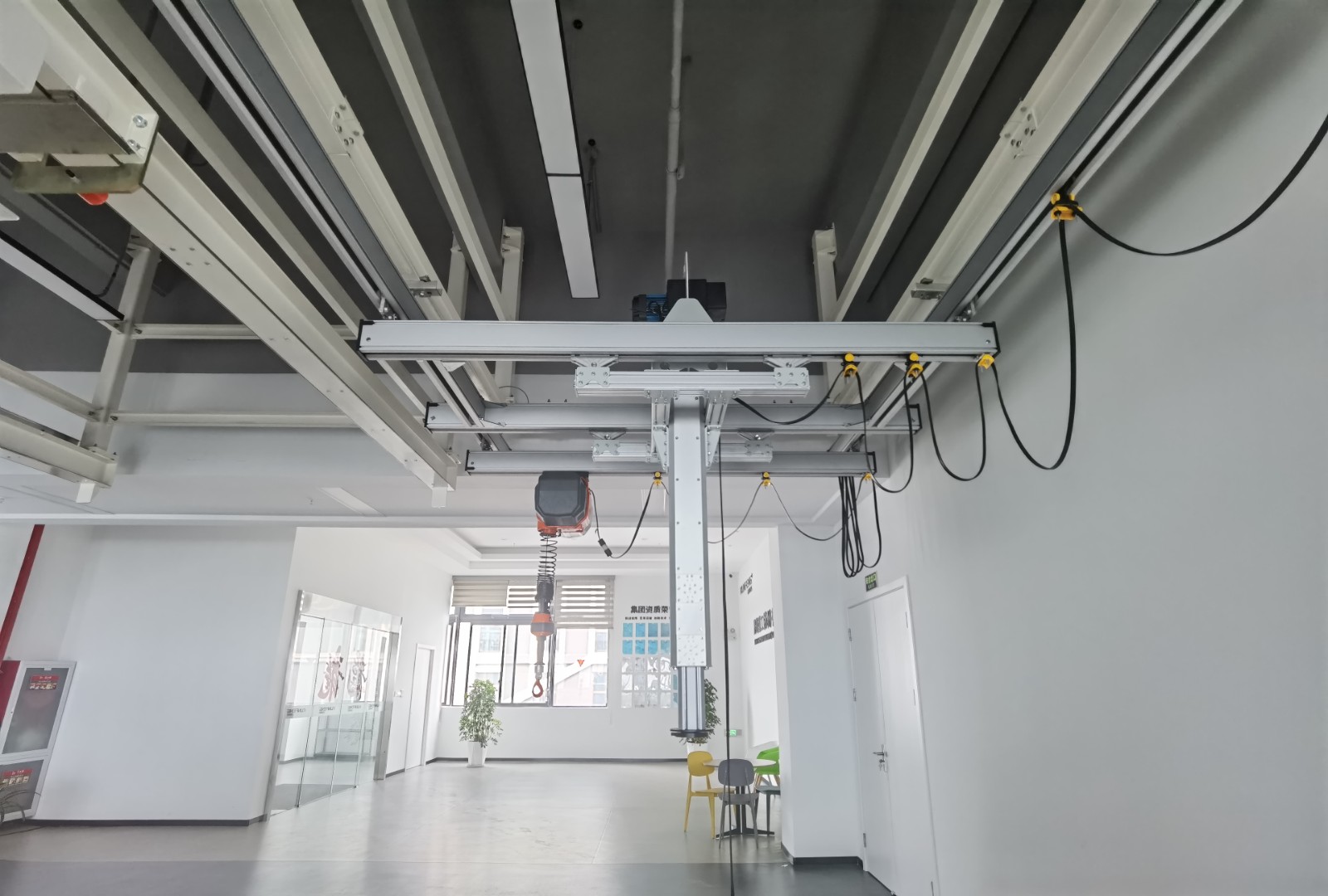 Aluminum workstation bridge crane