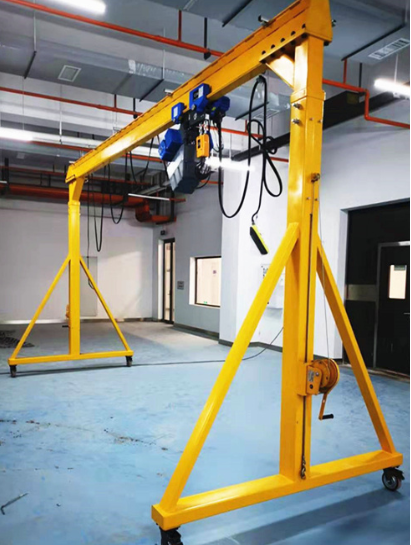 Mobile gantry crane with low headroom hoist