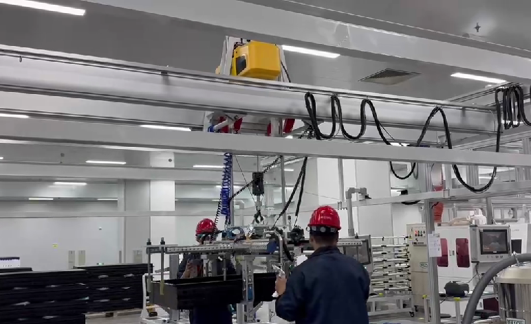 Light aluminum workstation bridge crane