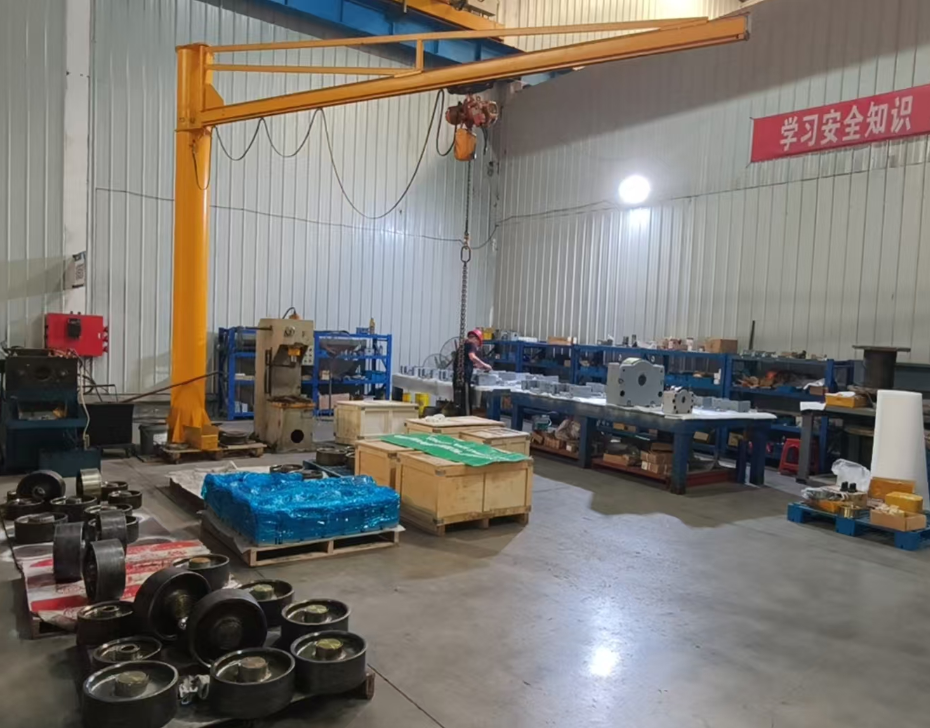 Floor mounted slewing jib crane